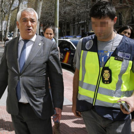 Luis Pineda a la salida de la sede de Ausbanc en la calle Marqués Urquijo de Madrid, durante el registro realizado por la Policía Nacional. EFE/Ballesteros