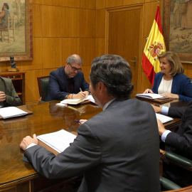 La ministra de Empleo, Fátima Báñez, con los secretarios generales de CCOO, Unai Sordo y UGT, José Álvarez, y los presidentes d CEOE, Juan Rosell y de Cepyme, Antonio Garamendi, en la sede del Ministerio.