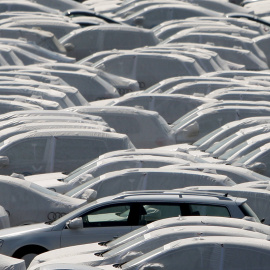 Varios coches de las diferentes marchas del fabricante alemán Volkswagen, cubiertos para ser embarcados en el puerto de Emden. REUTERS/Christian Charisius