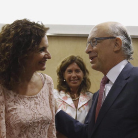 La consejera de Hacienda, María Jesús Montero, y el ministro de Hacienda, Cristóbal Montoro, en una reunión del Consejo de Política Fiscal y Financiera. EFE