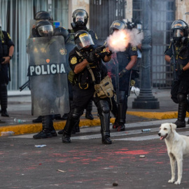 La Policía dispara gases lacrimógenos a los manifestantes durante una protesta contra la presidenta peruana Dina Boluarte, a 24 de enero de 2023.