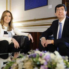 La presidenta de la Junta de Andalucía, Susana Díaz, junto al portavoz parlamentario de Ciudadanos, Juan Marín, en una reunion en el Palacio de San Telmo. EFE/Raúl Caro