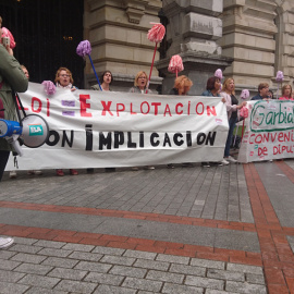 Imagen de la concentración de limpiadoras delante de la Diputación Bizkaia