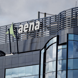 El logo de Aena, en la sede central del gestor de la red de aeropuertos, en Madrid. E.P./Alejandro Martínez Vélez