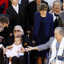 Los Reyes junto al Premio Cervantes Fernando del Paso, que aparece con su bisnieta en brazos, y su esposa, Maria del Socorro Gordillo. A la derecha la presidenta de la Comunidad de Madrid, Cristina Cifuentes. EFE/Mariscal