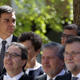 El presidente del Gobierno, Mariano Rajoy; el ministro de Educación, Cultura y Deporte, Íñigo Méndez de Vigo y el líder del PSOE, Pedro Sánchez, entre otros asistentes a la ceremonia de entrega al escritor mexicano Fernando del Paso del Pre