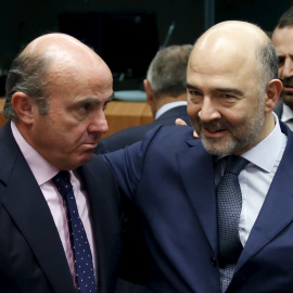 El ministro de Economía de España de Guindos y el comisario europeo Moscovici asisten a una reunión de ministros de Finanzas de la zona euro en Bruselas