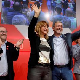 Miquel Iceta, amb Laia Bonet i Jaume Collboni, celebrant els resultats del PSC el 26-M. EFE / SUSANNA SAÉZ