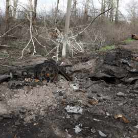 16/04/2022 Parte de un tanque destruido cerca de la localidad de Gusarovka, en Járkov (Ucrania)