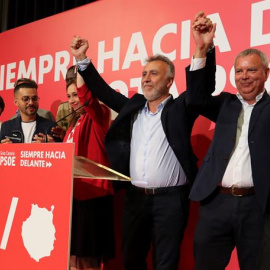 El candidato del PSOE a presidente del Gobierno de Canarias, Angel Víctor Torres, y varios candidatos celebran los resultados de las elecciones celebrada este domingo. EFE/Elvira Urquijo