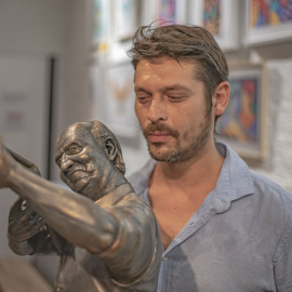 Nicolás Miranda, el artista que ha esculpido un busto de Juan Carlos I y lo ha colocado junto al Oso y el Madroño de la Puerta del Sol.