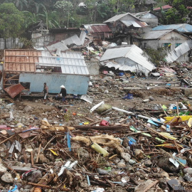 14/04/2022 Una imagen aérea muestra a ciudadanos caminando entre las viviendas destrozadas por la tormenta tropical en la localidad de Pilar, en Filipinas