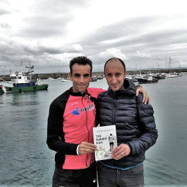 Fabián Roncero posa junto a su libro 'The runner man'.