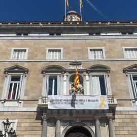 Pancarta en solidaritat amb els presos polítics a la façana de l'edifici de la Generalitat, recol·locada pel president Quim Torra. Europa Press