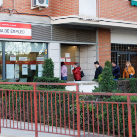 Varias personas en la entrada de una oficina del SEPE, a 4 de abril de 2023, en Madrid (España).