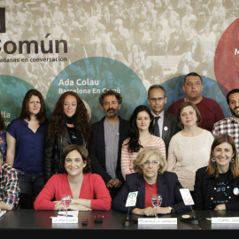 Los portavoces y candidatos de distintas iniciativas municipalistas, con Ada Colau y Manuela Carmena en el centro, duran la rueda de prensa.