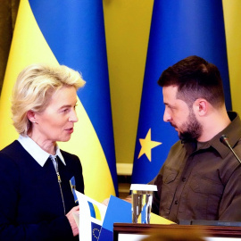 La presidenta de la Comisión Europea, Ursula von der Leyen (L), habla con el presidente ucraniano Volodymyr Zelensky durante una conferencia de prensa después de su reunión, a 8 de abril de 2022.