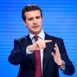 El presidente nacional del PP, Pablo Casado, durante la rueda de prensa posterior a la reunión del Comité Ejecutivo Nacional celebrada este lunes en la sede del partido, en Madrid. EFE/Emilio Naranjo