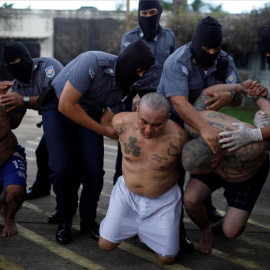 La policía de Guatemala detiene a varios miembros de la mara Salvatrucha. REUTERS / JOSE CABEZAS