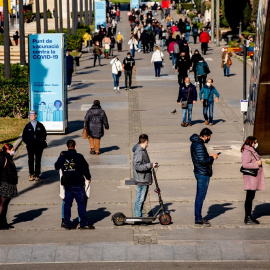 Personas hacen cola para recibir una dosis de la vacuna contra la covid-19 en un centro de vacunación en Barcelona, a 3 de diciembre de 2021.