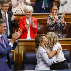 El presidente del Gobierno, Pedro Sánchez (i), junto a la ministra de Transportes, Movilidad y Agenda Urbana, Raquel Sánchez (c), y la vicepresidenta segunda y ministra de Trabajo y Economía Social, Yolanda Díaz (d), este jueves en el Congr