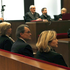 El expresidente catalán Artur Mas, junto a las exconselleras Joana Ortega (i) e Irene Rigau (d), en la sala del Tribunal Superior de Justicia de Cataluña donde son juzgados por la consulta del 9-N. EFE/Alberto Estévez