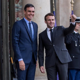 El presidente francés, Emmanuel Macron (d), recibe al presidente del Gobierno español, Pedro Sánchez, en una reunión en el Palacio del Elíseo en París. EFE/CHRISTOPHE PETIT TESSON