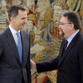 El rey Felipe Vi junto a Isidro Manuel Martínez, representante de Foro de Asturias en el Palacio de la Zarzuela. EFE/Ángel Díaz.