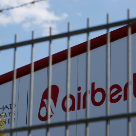 El logo de la aerolínea de bajo coste Air Berlin en un almacés en Berlín. REUTERS/Axel Schmidt