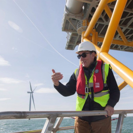 Ignacio Galán, presidente de Iberdrola, durante una visita al parque eólico marino West of Duddon Sands, en aguas del Reino Unido.