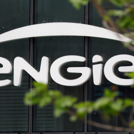 El logo de la compañía energética francesa Engie es su sede en La Defense, el distrito financiero de París. REUTERS/Charles Platiau