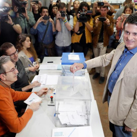 Manuel Valls en el moment de votar. EFE / TONI ALBIR