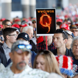 Manifestante con cartel de Qanon