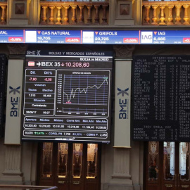 Panel informativo de la Bolsa de Madrid que muestra la evolución del principal indicador de la Bolsa española, el Ibex 35. EFE/Zipi