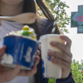 Unas personas se refrescan con helados en Zaragoza este jueves.