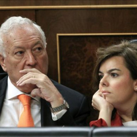 La vicepresidenta del Gobierno, Soraya Sáenz de Santamaría, y el ministro de Asuntos Exteriores, José Manuel García Margallo,en el Congreso de los Diputados. Archivo EFE