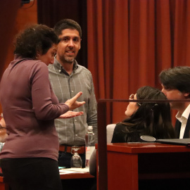 La portaveu del PSC, Alícia Romero, parlant amb el portaveu d'ECP, David Cid, i la portaveu de Junts, Mònica Sales, just abans de la reunió de la Junta de Portaveus