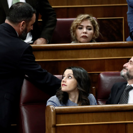 El portavoz adjunto de Ciudadanos en el Congreso, Edmundo Bal (d), la líder de Ciudadanos Inés Arrimadas (c), y el líder de Vox Santiago Abascal (i), durante la segunda jornada del debate de su investidura como presidente del Gobierno este 