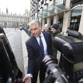 El banquero Andrea Orcel, en una foto de noviembre de 2012, cuando era directivo de UBS, tas declarar en el Parlamento británico por la manipulación del líbor y el euríbor. AFP/Justin Tallis