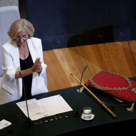 Manuela Carmena, cabeza de lista de Ahora Madrid al Ayuntamiento de la capital de España, aplaude tras haber sido proclamada nueva alcaldesa de la ciudad. REUTERS/Andrea Comas