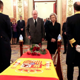 Los reyes eméritos Juan Carlos I y doña Sofía en la capilla ardiente de Alfredo Pérez Rubalcaba en el Congreso de los Diputados. – CASA REAL.