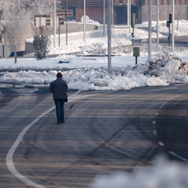 Hombre camina por la nieve