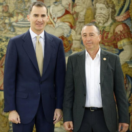 El representante de Compromís, Joan Baloví, junto al rey Felipe VI en el palacio de la Zarzuela. EFE/Ángel Díaz.