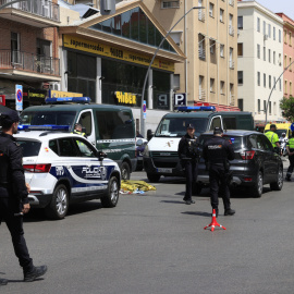 27/04/2023 - Agentes de la Policía Nacional y de la Guardia Civil, en el paseo de la Extremadura en Madrid, donde este jueves han muerto dos personas atropelladas.