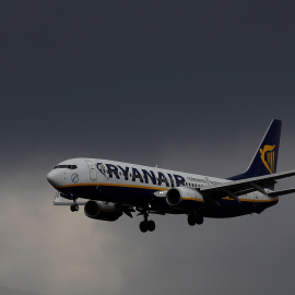 Un avión de Ryanair, aterrizando en el aeropuerto de Manchester. REUTERS/Phil Noble