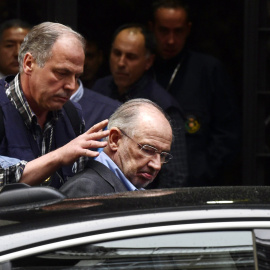 Rodrigo Rato sale detenido de su domicilio en Madrid. Foto: Javier Soriano. (AFP)