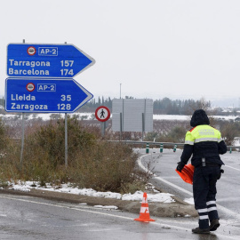 Controles de carretera por las nevadas en la localidad de Alfes, Lleida