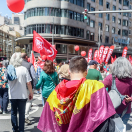 Numerosas personas marchan durante la manifestación por el Día Internacional de los Trabajadores o Primero de Mayo, en la Gran Vía, a 1 de mayo de 2022, en Madrid (España)