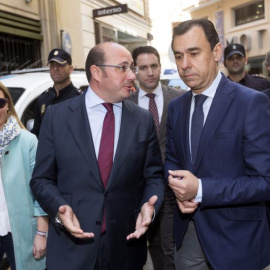 El expresidente de Murcia, Pedro Antonio Sánchez, y el coordinador general del PP, Fernando Martínez-Maillo, junto a otros cargos de la organización regional del partido, en una imagen de archivo. EFE