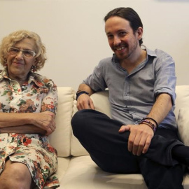 La alcaldesa de Madrid, Manuela Carmena, con el secretario general de Podemos, Pablo Iglesias. EFE